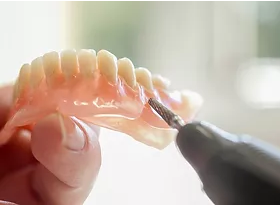Réparer sa prothèse dentaire: les conseils de votre prothésiste dentaire 